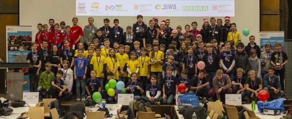 Gruppenfoto der Teams der LEGO League 2018 in Brandenburg